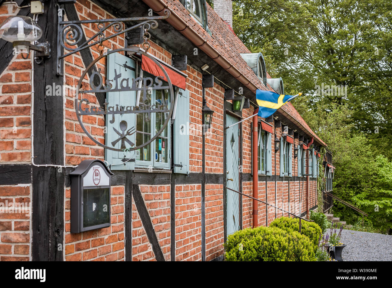 Zeichen und schwedische Flagge ausserhalb Kulturens Östarp, eine echte Scania Inn, Blenterp, Schweden, 21. Mai, Stockfoto