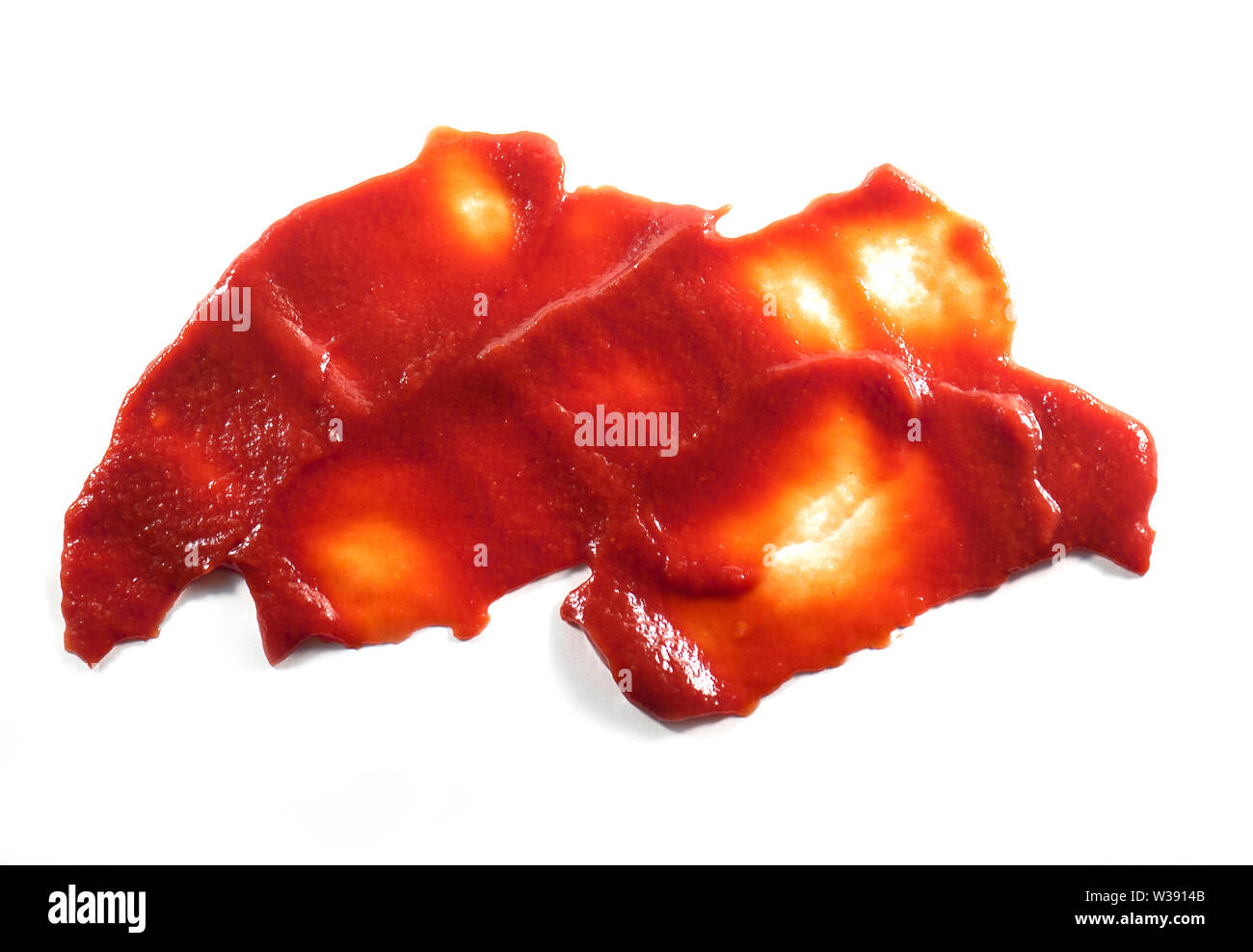 Draufsicht von roten Flecken durch Soße oder Tomatenketchup isoliert auf weißem Hintergrund Stockfoto