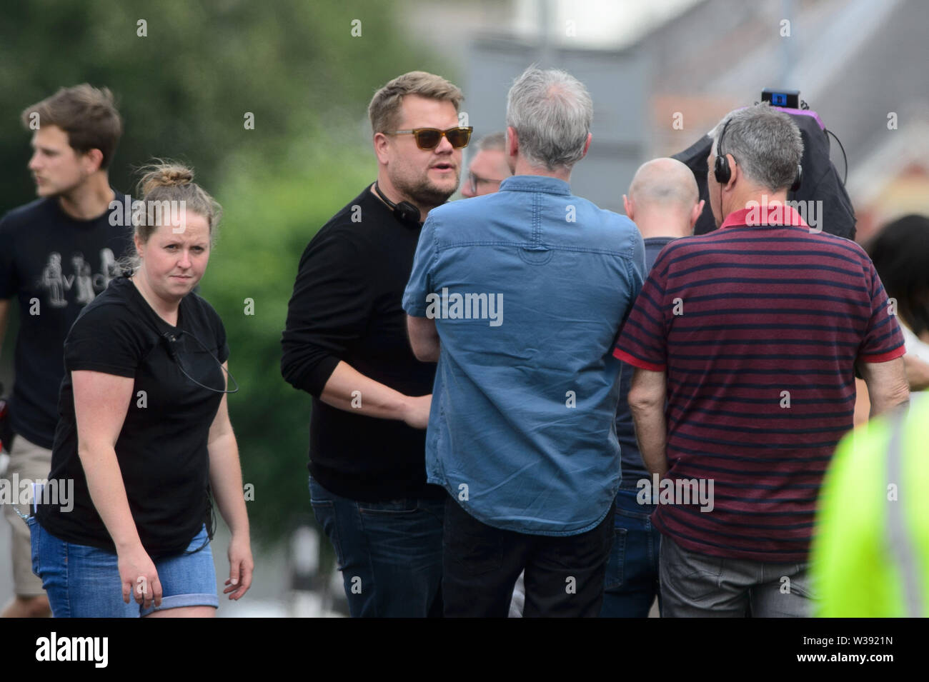 Barry, UK. 13. Juli, 2019. Co-Writer und Star James Corden wer spielt die mithy' der BBC Comedy Gavin & Stacey Christmas Special die Dreharbeiten ist in Trinity Street, Barry, South Wales. Credit: Mark Lewis/Alamy leben Nachrichten Stockfoto