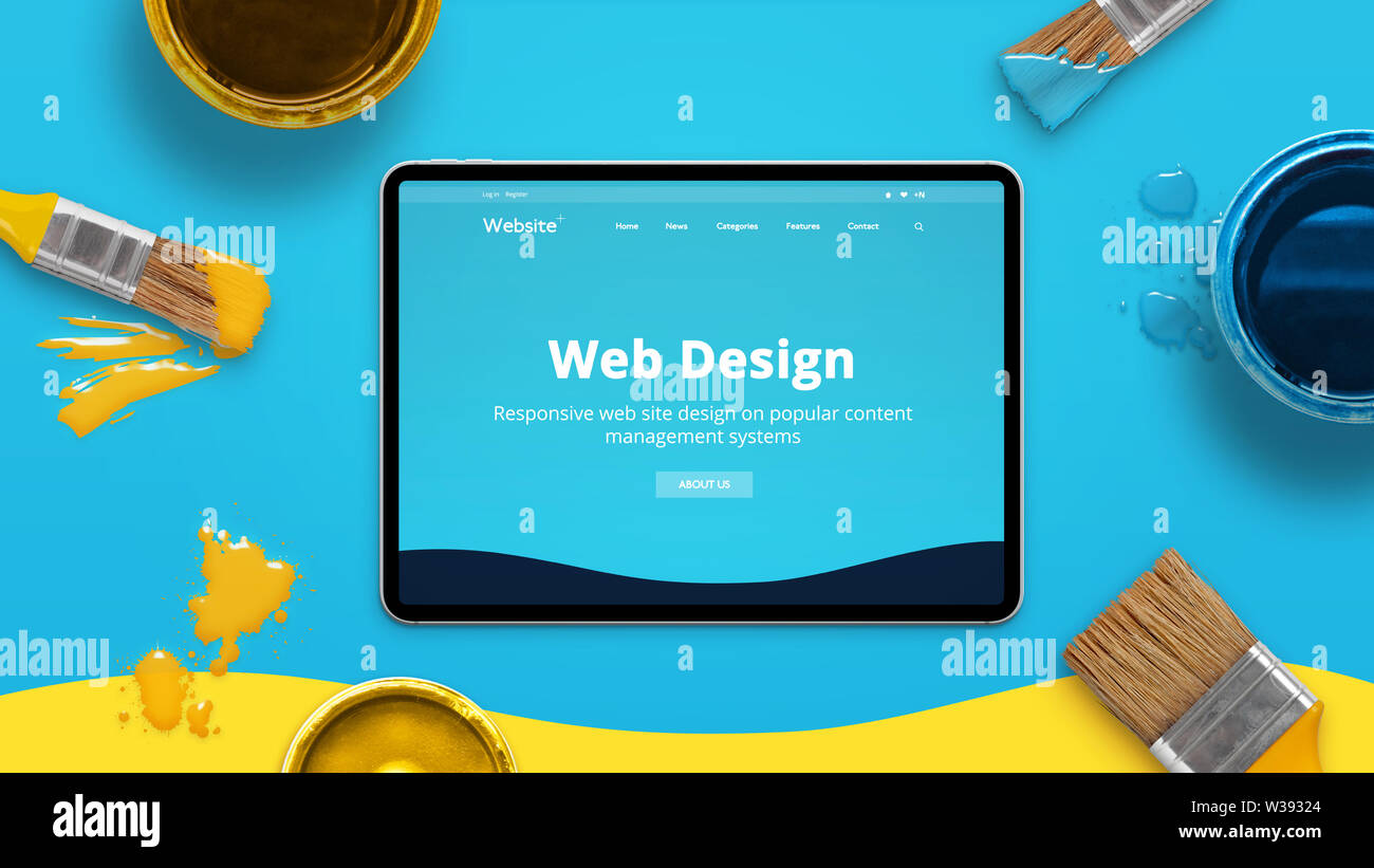 Web Design Konzept mit modernen Flachbild Design auf einem dünnen Tablet von Farbe, Pinsel und Kästchen umgeben. Ansicht von oben, flach. Stockfoto