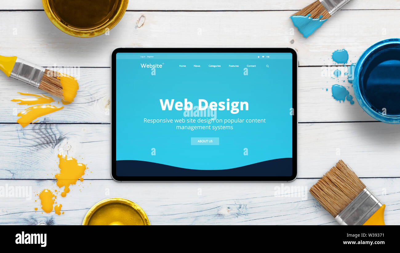 Web Design Studio Website Konzept auf modernen thin Tablet von Farbe Bürsten umgeben. Konzept der kreativen Malerei theme Layout. Stockfoto