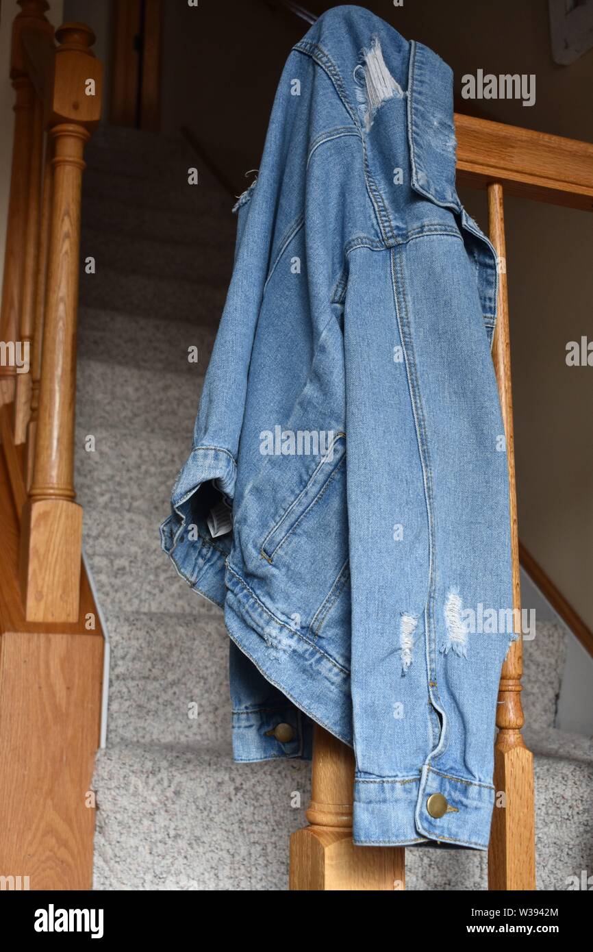 Ein beiläufiges Distressed jean Jacket. im Jahr 2018 übernommen. Stockfoto