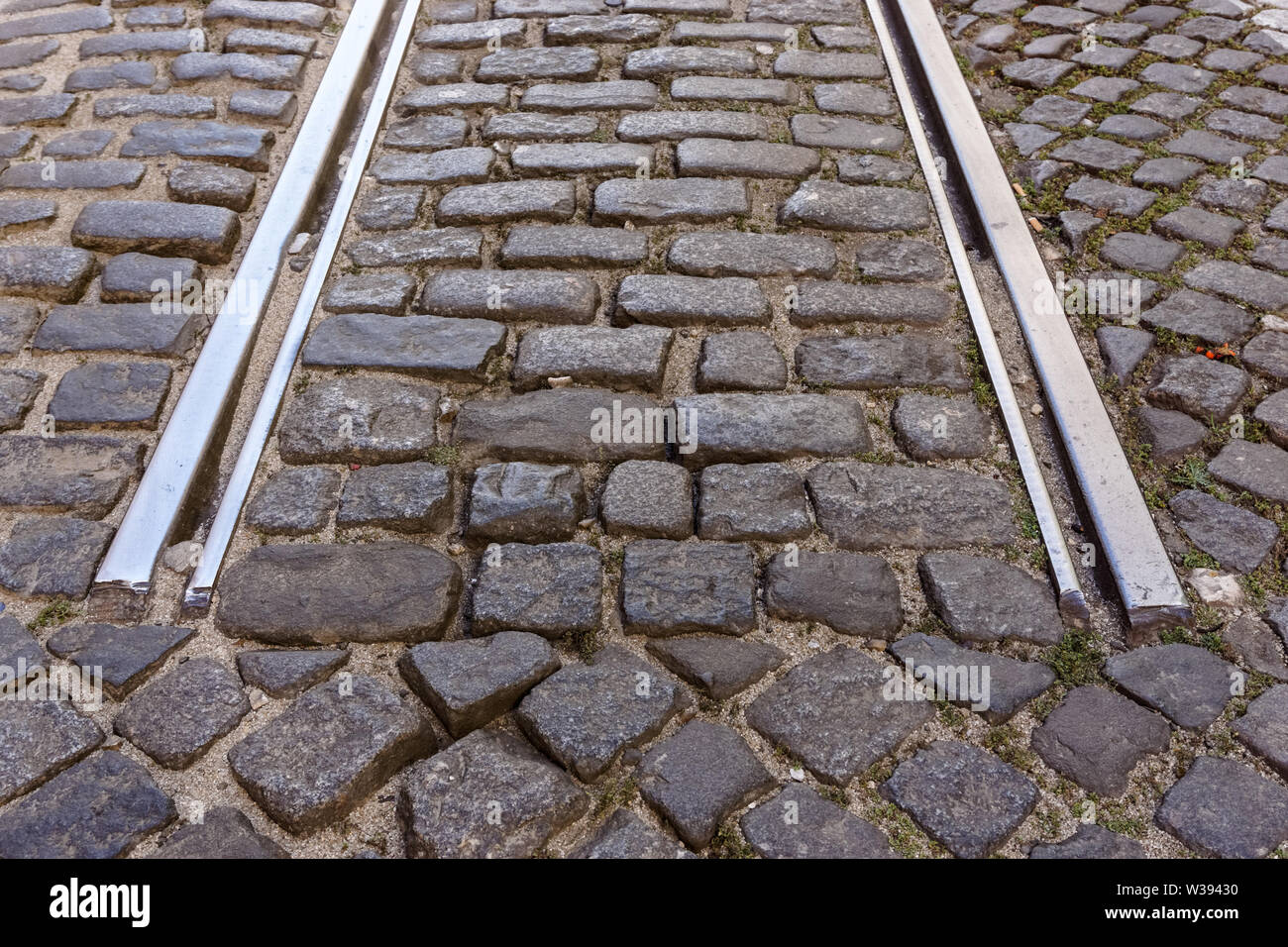 Sackgasse der Straßenbahnschienen auf gepflasterten Straße im Stadtteil Alfama, Lissabon, Portugal Stockfoto