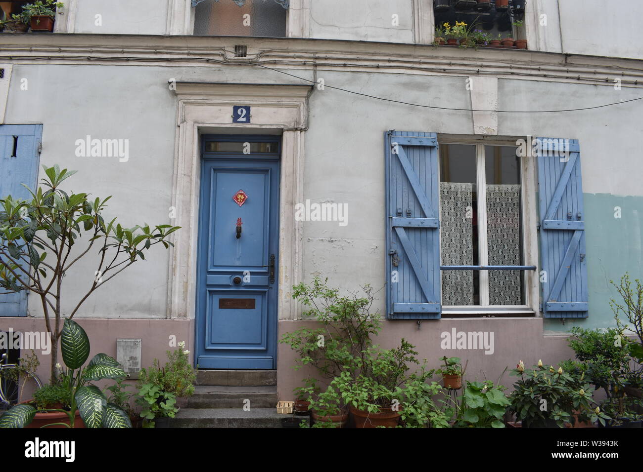 Ein rustikales Haus auf einem bunten Straße in Paris, Frankreich. Im Frühjahr 2017 getroffen. Stockfoto