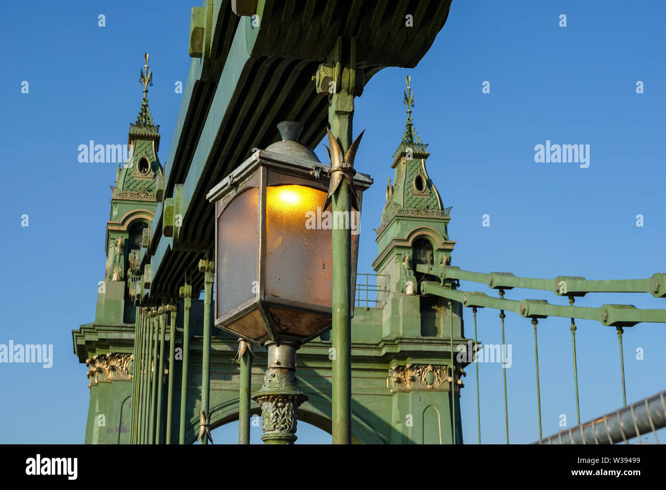 Die Hammersmith Bridge, eine Hängebrücke auf der Themse in London, England Vereinigtes Königreich Großbritannien Stockfoto