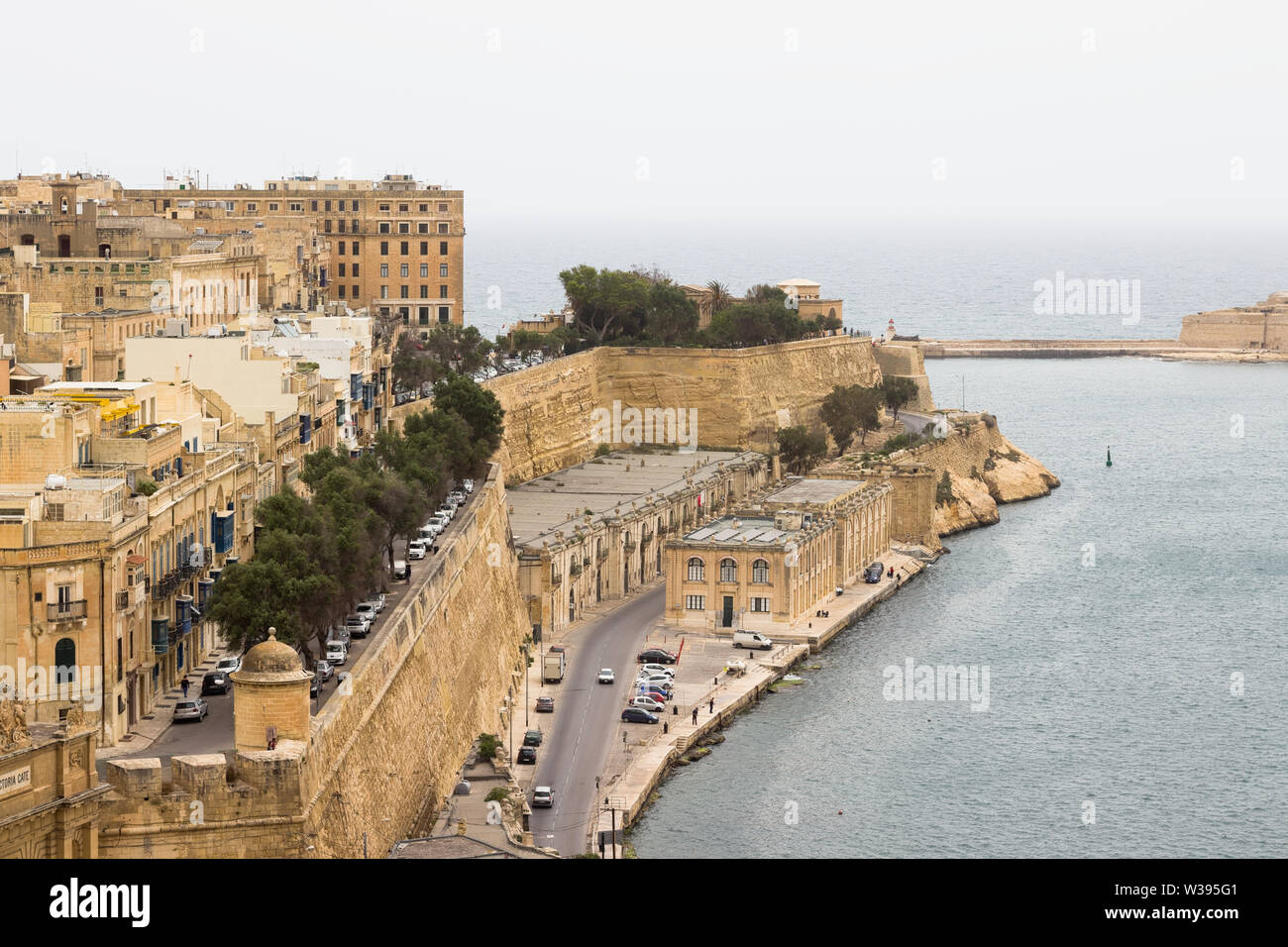 Skyline von Valleta mit typischen Häusern und beige Kalksteinwänden neben das Meer. Stockfoto