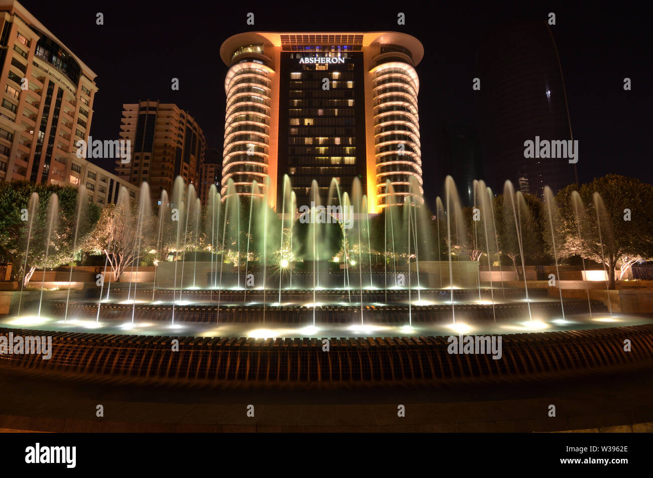 11-07-2019 Baku Aserbaidschan. Das Marriott Absheron Hotel in Baku in den Abendstunden durch künstliches Licht geweiht. Stockfoto