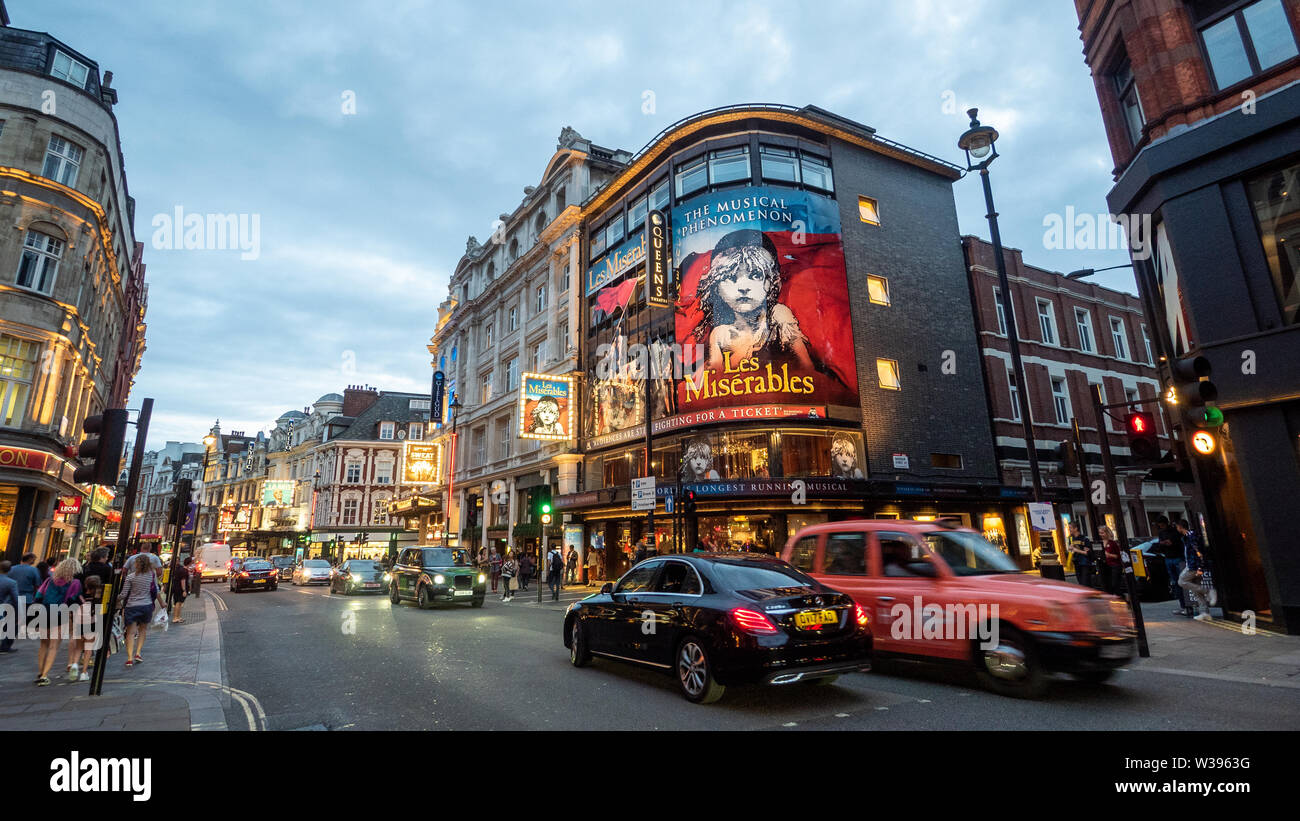 Shaftesbury Avenue, berühmt für seine vielen Theater, London. Stockfoto