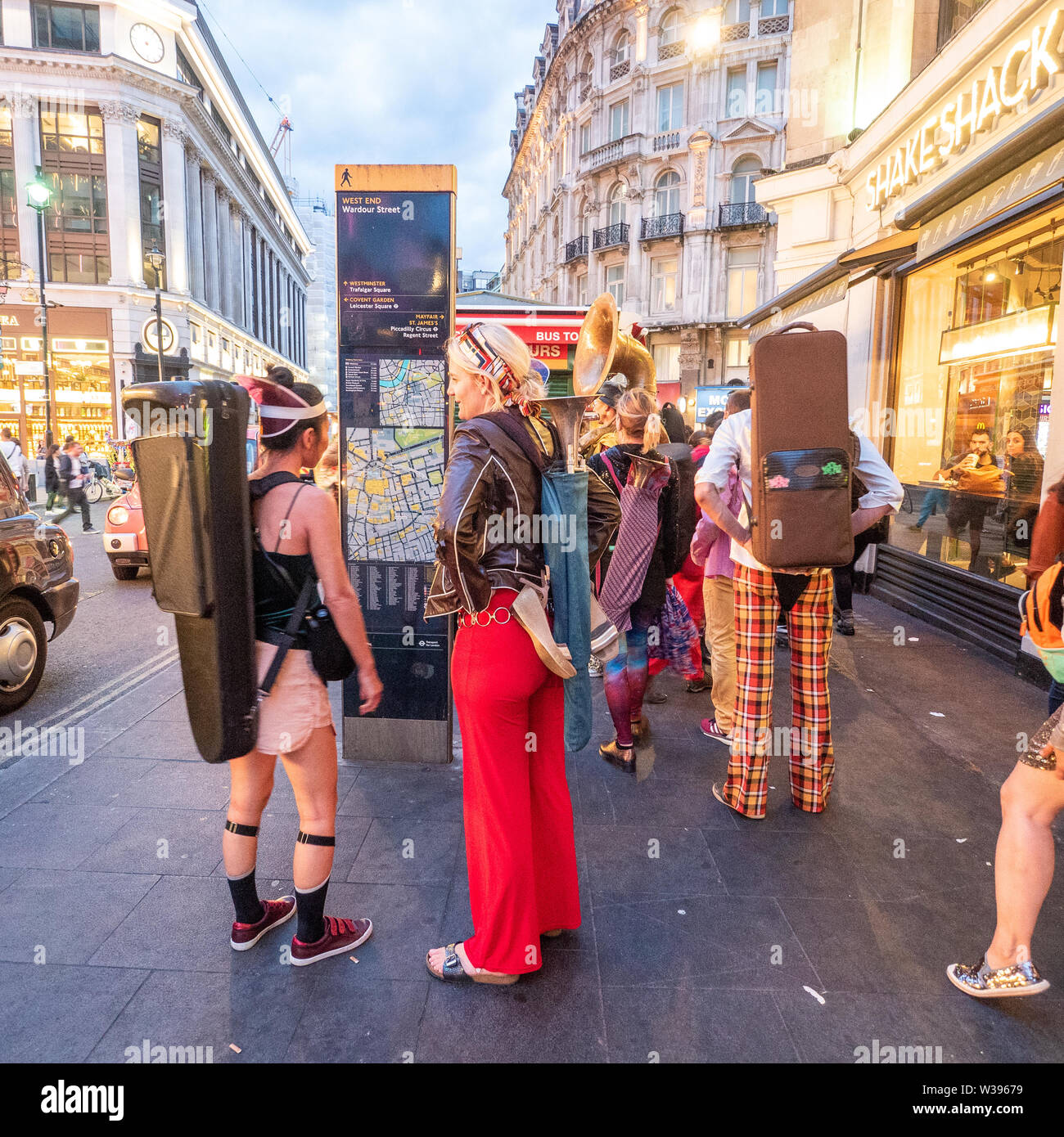 Modisch gekleidete Gruppe in London Stockfoto