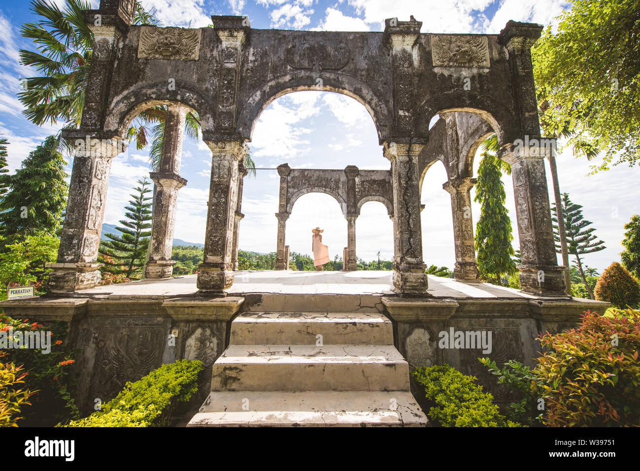 Junge schöne Frau in Taman Ujung wasser Palace, Insel Bali, Indonesien - Travel Blogger entdecken Wasser Palace in Bali. Stockfoto