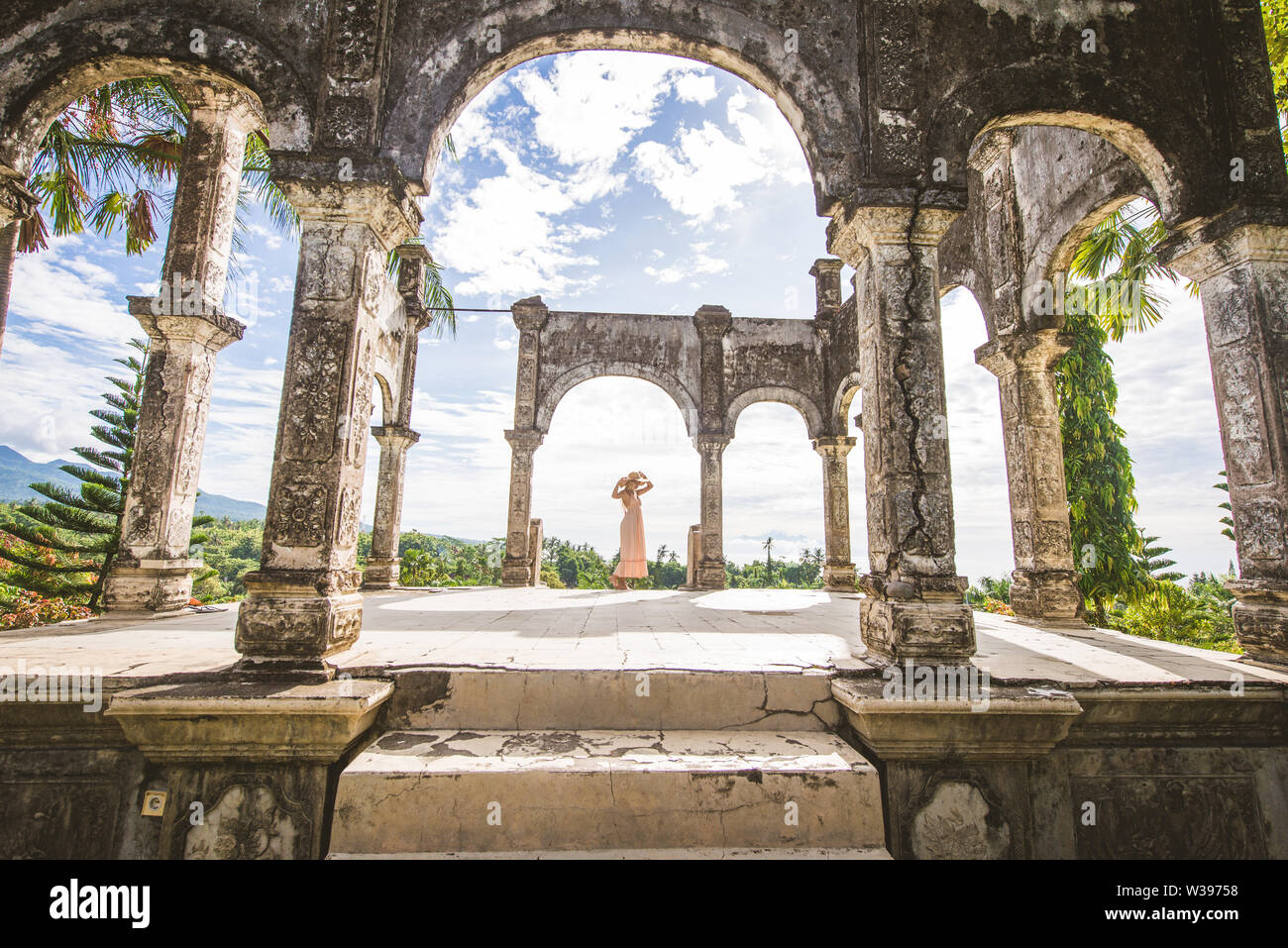 Junge schöne Frau in Taman Ujung wasser Palace, Insel Bali, Indonesien - Travel Blogger entdecken Wasser Palace in Bali. Stockfoto