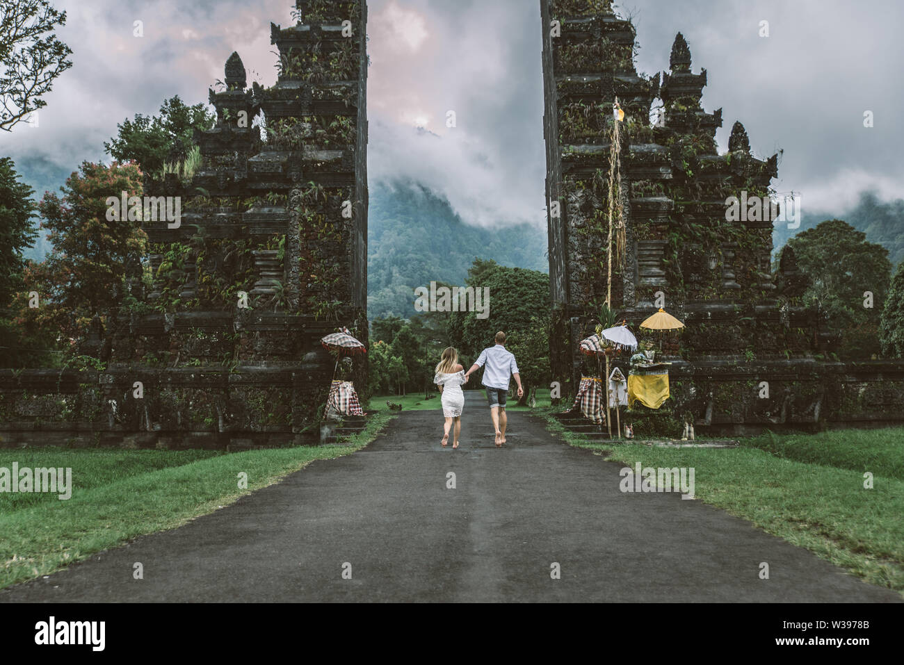 Paar Reisende an Handara Tor in Bali - Indonesien - Zwei Touristen erkunden Bali Sehenswürdigkeiten Stockfoto