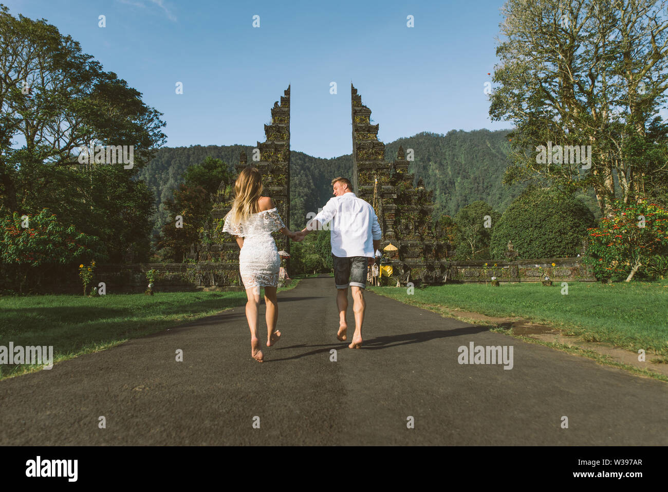 Paar Reisende an Handara Tor in Bali - Indonesien - Zwei Touristen erkunden Bali Sehenswürdigkeiten Stockfoto