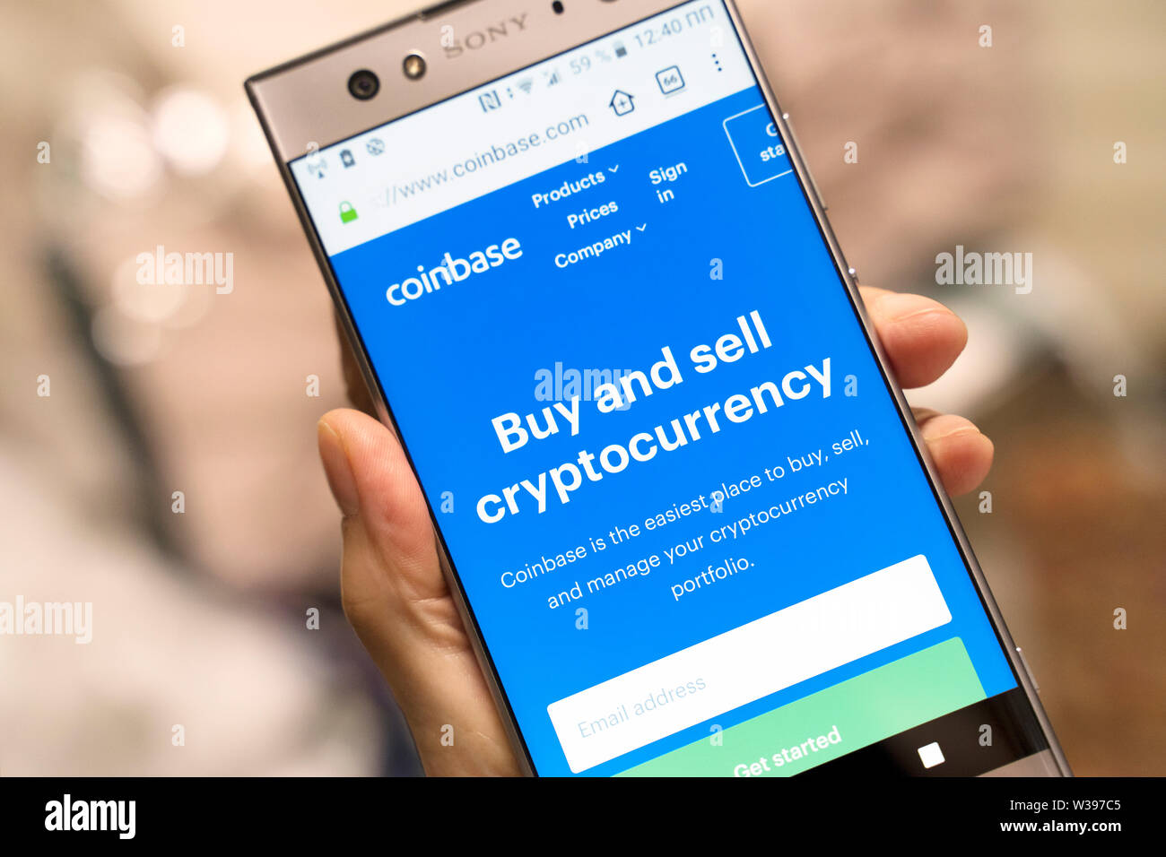 Coinbase Website, Kaufen und Cryptocurrency auf Android Smartphone Handy verkaufen Stockfoto