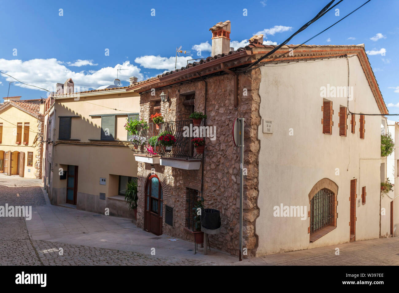Straße mit Blick auf das Dorf. El Papiol, Katalonien, Spanien. Stockfoto