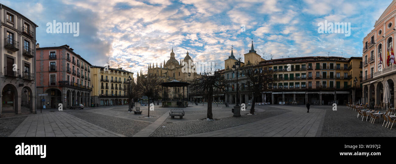 Ein Blick auf die Plaza Mayor von Segovia mit einem Pavillon und der Kathedrale der Stadt Stockfoto