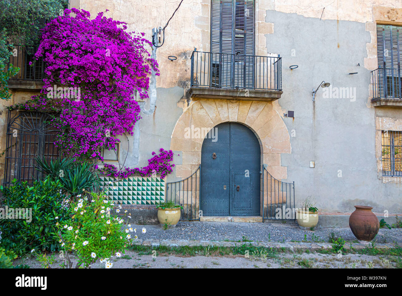 Colònia Güell, Spanien. Typische Masia, ländliche Bau, Fassade Blick nach außen. Stockfoto