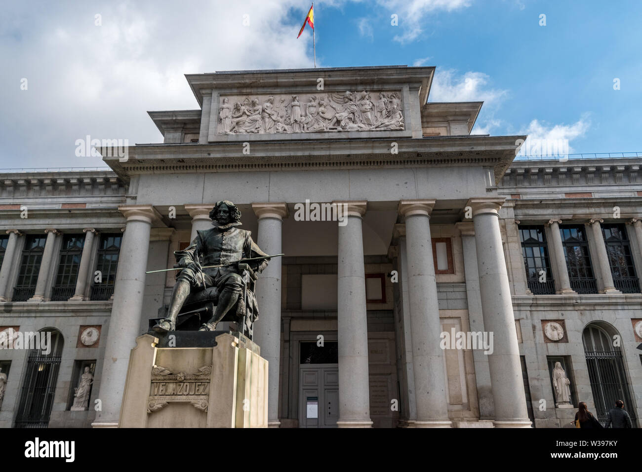 Estatua de Velazquez ist eine schöne Skulptur des großen Malers vor den Haupteingang des Prado Museums. Stockfoto