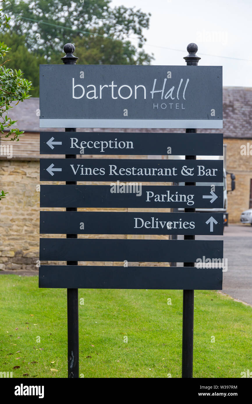 BARTON SEAGRAVE, Großbritannien - 24 Juni 2019: Barton Hall Hotel Information Board, Barton Seagrave, Northamptonshire Stockfoto