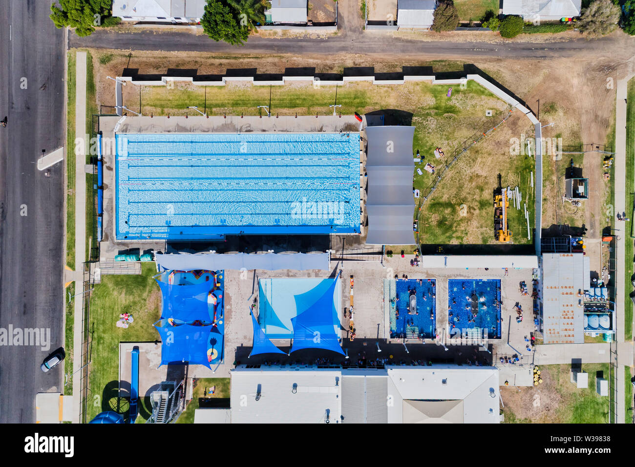Aquatic Center mit heißen Quellen Heilbad und Schwimmbad in Moree Stadt Narrabri Shire, Australien - overhead Antenne von oben nach unten anzeigen. Stockfoto