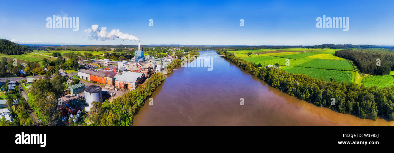 Broadwater Zucker Mühle am Ufer des Fluss Richmond über Zuckerrohr bewirtschaftete Felder und Ebenen in Antenne weiten Panoramablick. Stockfoto