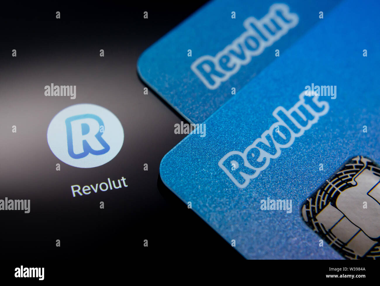 Revolut bank Karte auf dem Bildschirm des Smartphones Symbol weiter App. Revolut Ltd. ist eine britische Financial Technology Company, Banking Services bietet. Stockfoto