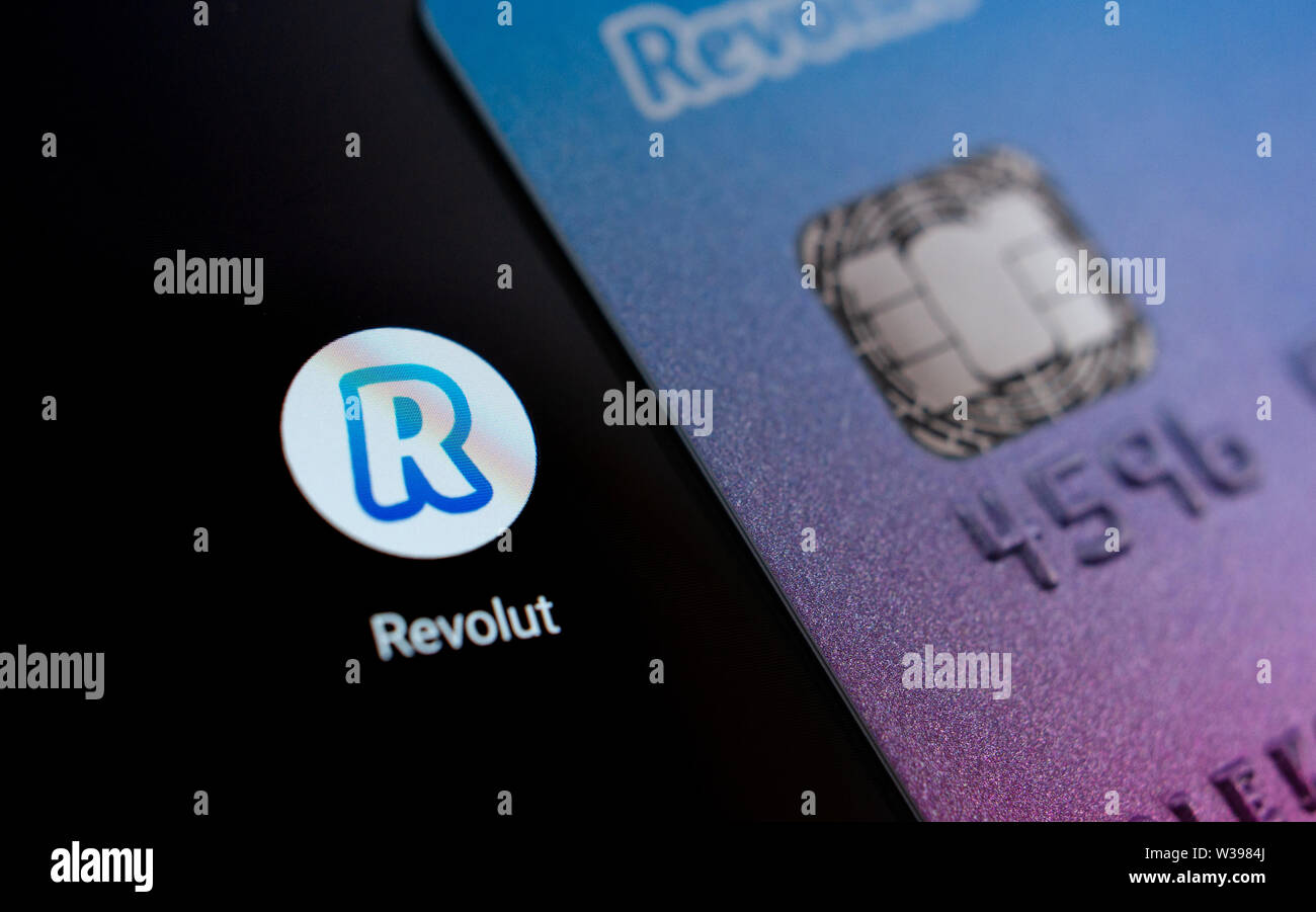 Revolut bank Karte auf dem Bildschirm des Smartphones Symbol weiter App. Revolut Ltd. ist eine britische Financial Technology Company, Banking Services bietet. Stockfoto