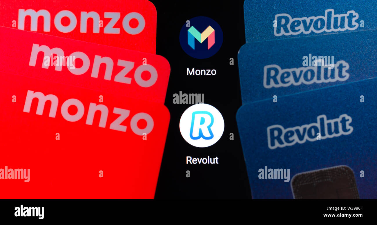 Makro Foto von Monzo und Revolut bank Karten auf den Bildschirm des Smartphones neben ihre Apps. Konzeptionelle Foto des Wettbewerbs zu markieren. Stockfoto