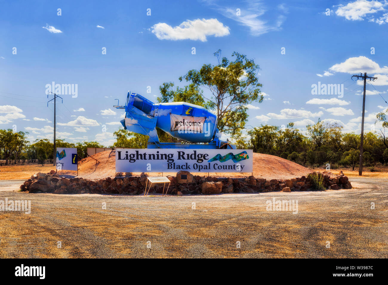 Informationen stehen für Reklametafeln und Schild am Eingang zu Lightning Ridge Stadt des australischen Opalminen und famours Black Opal. trockenen Klima von Remo Stockfoto