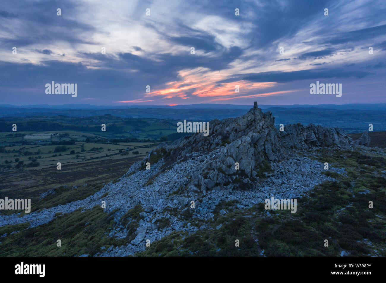 Dramatischer Sonnenuntergang Wolken über Manstone Rock der zweithöchste Berg in der Grafschaft Shropshire in Stiperstones, Großbritannien Stockfoto