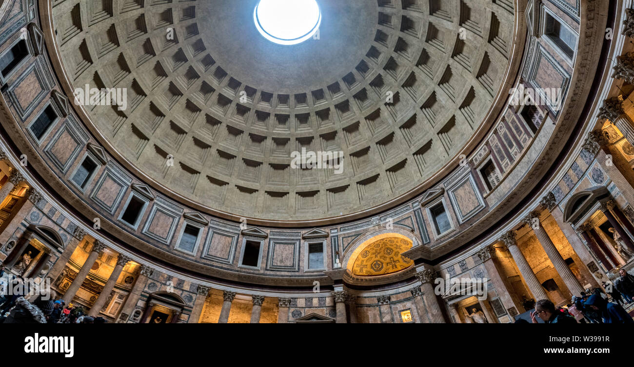 Suchen Sie in der Kuppel des Pantheons in Rom, Italien. Die Kuppel ist fast zwei Tausend Jahre alt und immer noch das weltweit größte unbewehrten Beton Kuppel. Stockfoto