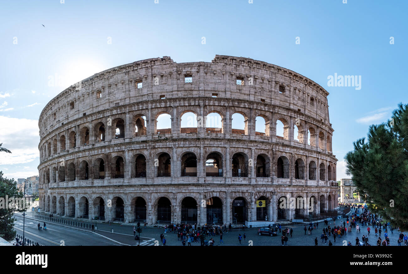 Panoramablick von Kolosseum oder Kolosseum ist eine ovale Amphitheater im Zentrum der Stadt Rom, Italien, und das größte Amphitheater, das jemals gebaut wurde. Stockfoto