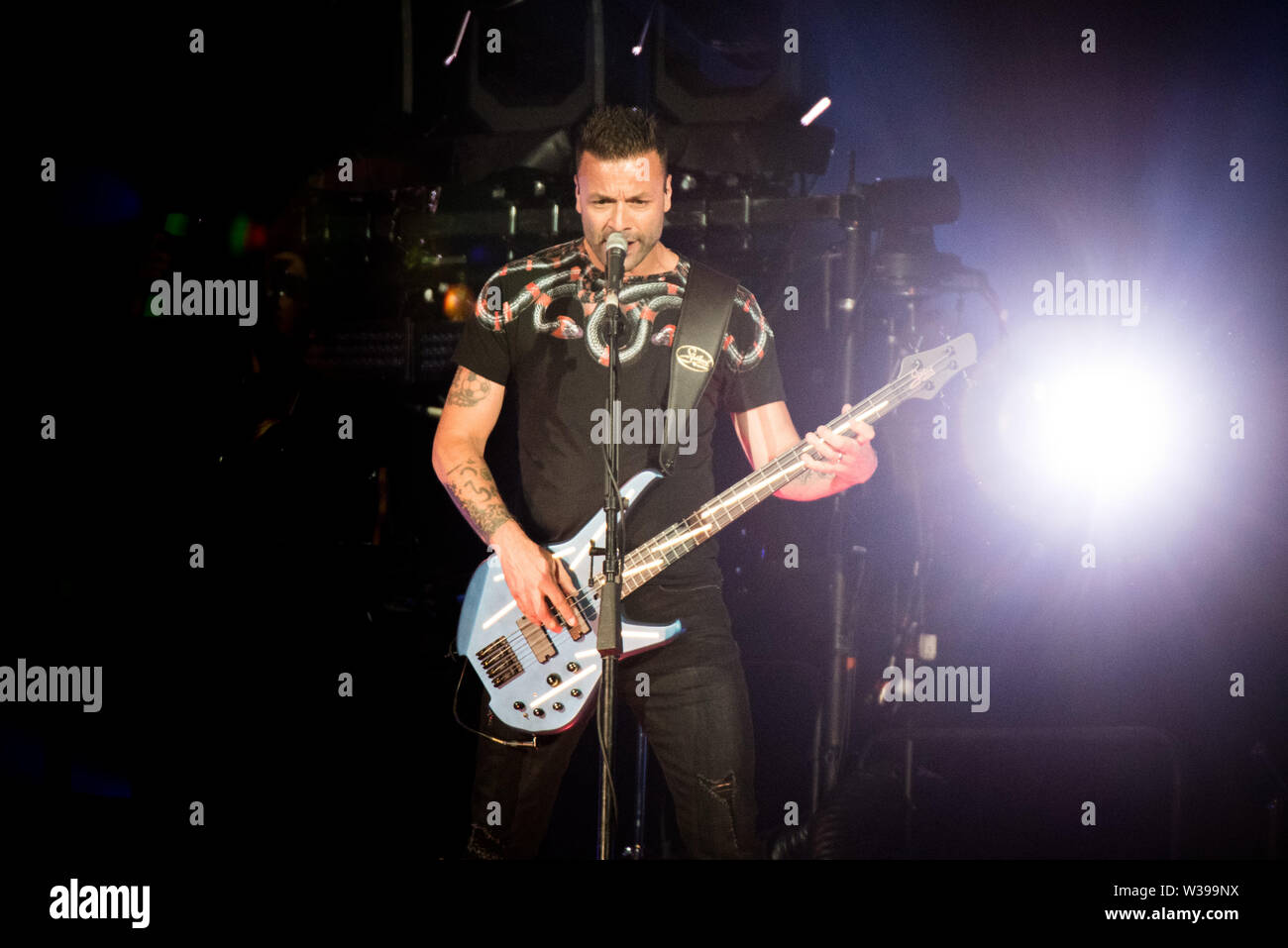 Chris Wolstenholme, Bassist der englischen Band Muse, die live auf der Bühne in Mailand im Stadion San Siro für die "Simulation der Theorie" Tour Stockfoto