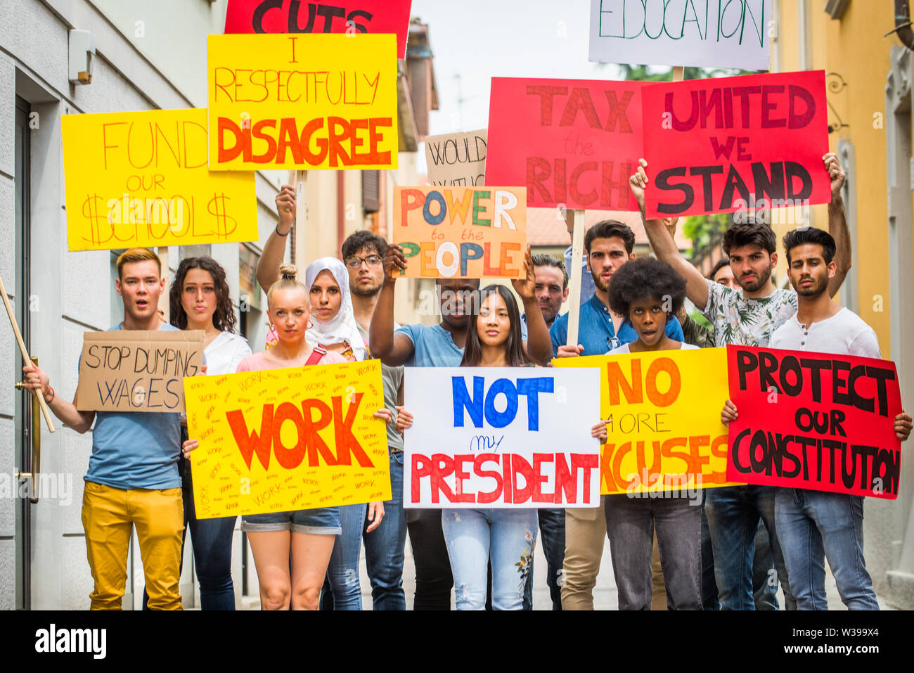 Gruppe von Aktivisten protestiert im Freien - Masse demonstrieren gegen Arbeitslosigkeit, Steuern, Löhne und andere politische und soziale Fragen Stockfoto