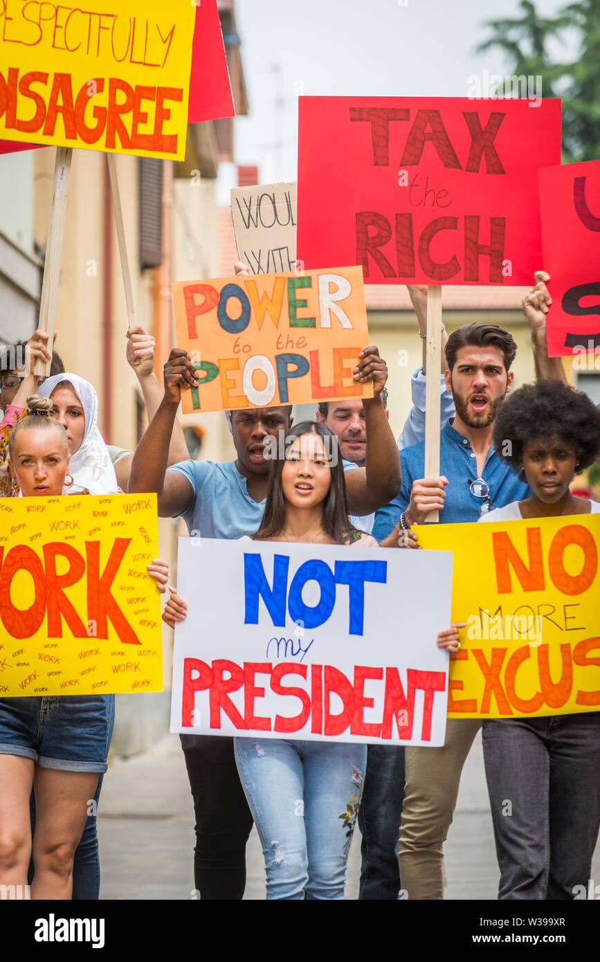 Gruppe von Aktivisten protestiert im Freien - Masse demonstrieren gegen Arbeitslosigkeit, Steuern, Löhne und andere politische und soziale Fragen Stockfoto