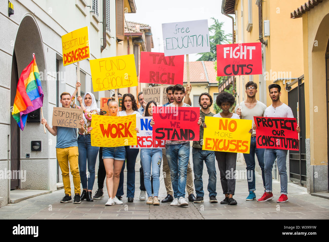 Gruppe von Aktivisten protestiert im Freien - Masse demonstrieren gegen Arbeitslosigkeit, Steuern, Löhne und andere politische und soziale Fragen Stockfoto