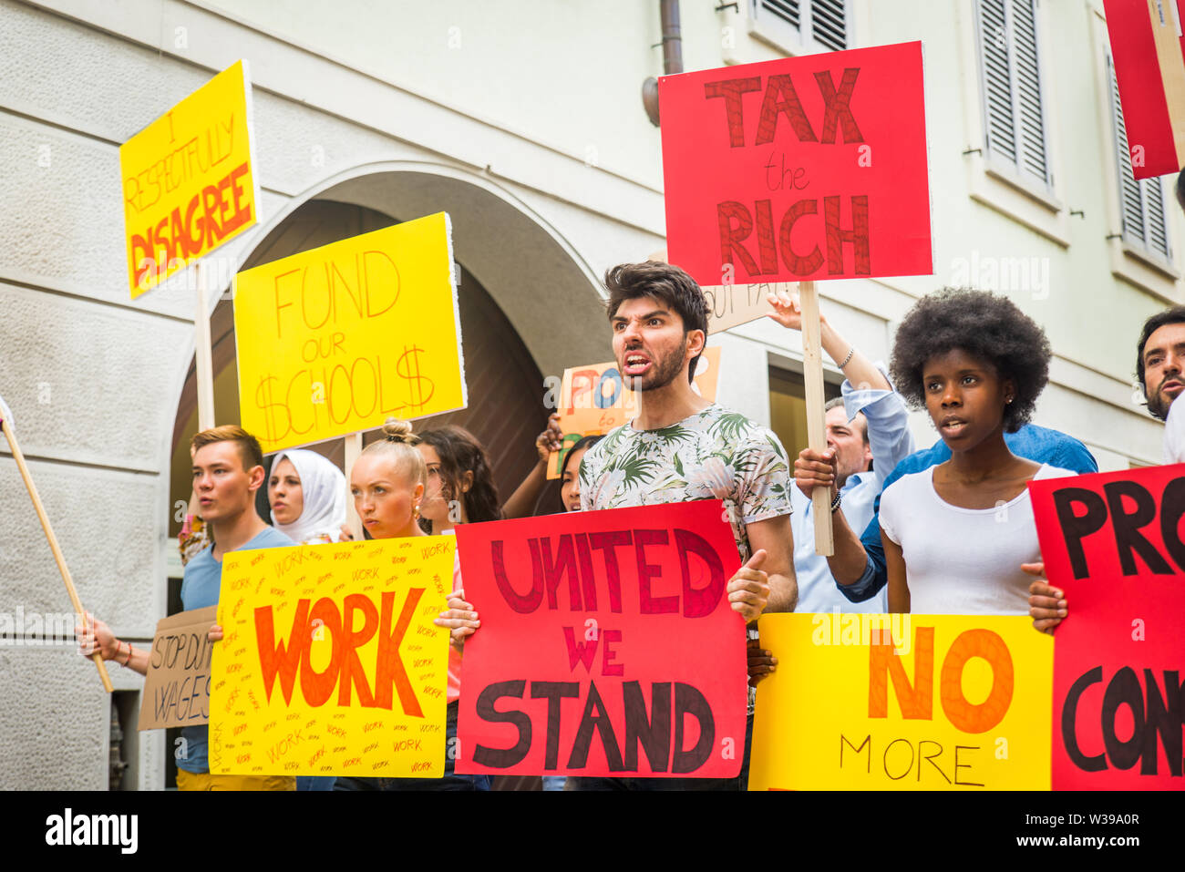 Gruppe von Aktivisten protestiert im Freien - Masse demonstrieren gegen Arbeitslosigkeit, Steuern, Löhne und andere politische und soziale Fragen Stockfoto