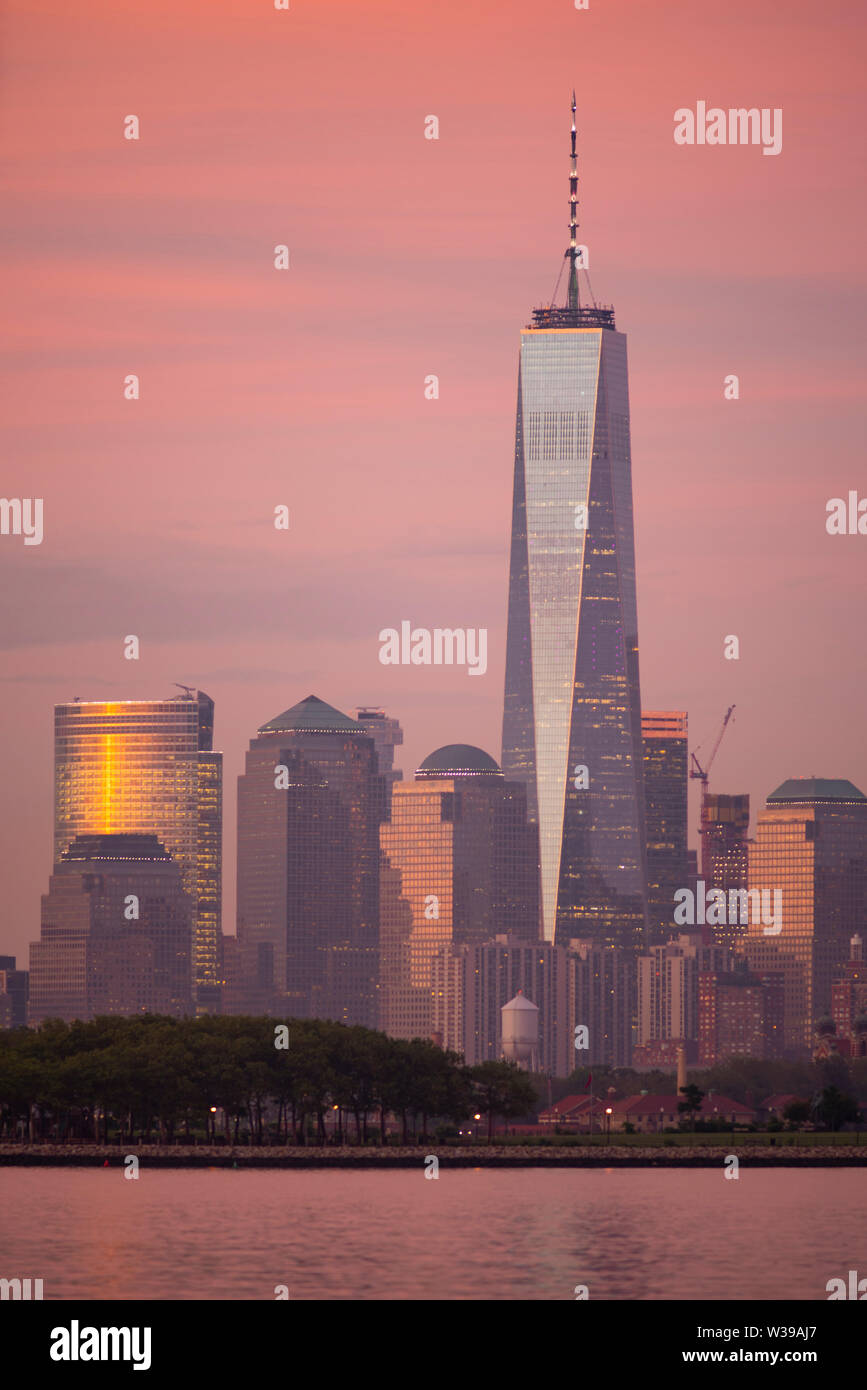 Manhattan ist eine von 5 Burroughs, die New York City hier bei Sonnenuntergang gezeigt Stockfoto
