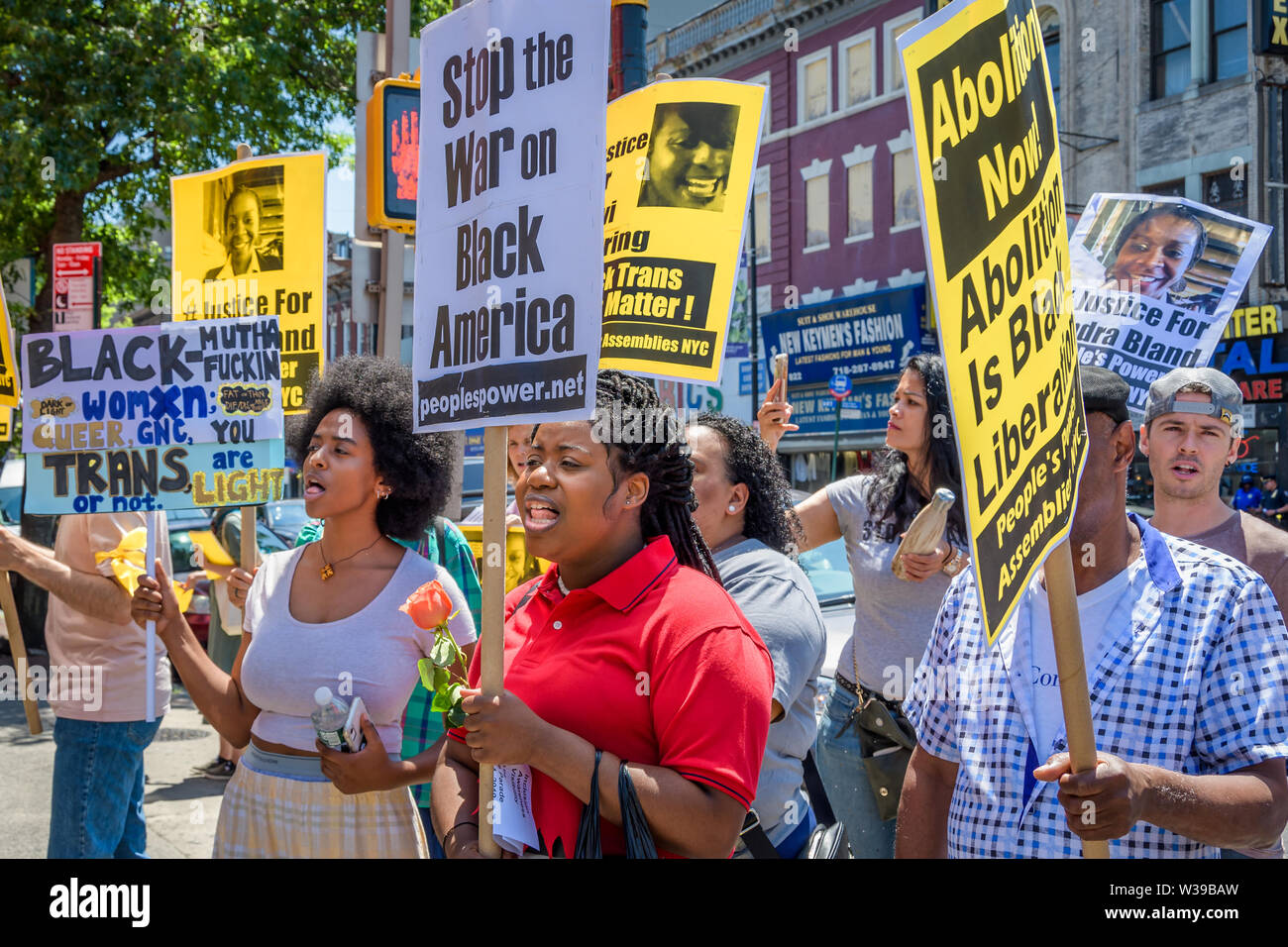 New York, USA. 13. Juli, 2019. Mitglieder aus der Aktivist Gruppe Power Volksversammlungen NYC eine Rallye und März in Brooklyn erinnern, die das Leben von Sandra Fad und andere Schwarze Frauen, die in den Händen der Polizei starb und Emporzuheben und andere Vertreter des Staates. Juli 13 kennzeichnet die vier Jahre Sandra Bland's Tod. Sie hing in einer Gefängniszelle drei Tage, nachdem sie heftig für einen angeblichen Verkehr Verletzung verhaftet gefunden. Credit: Erik McGregor/ZUMA Draht/ZUMAPRESS.com/Alamy leben Nachrichten Stockfoto