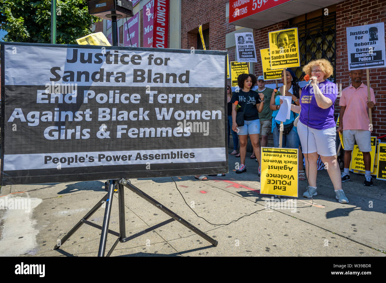 New York, USA. 13. Juli, 2019. Mitglieder aus der Aktivist Gruppe Power Volksversammlungen NYC eine Rallye und März in Brooklyn erinnern, die das Leben von Sandra Fad und andere Schwarze Frauen, die in den Händen der Polizei starb und Emporzuheben und andere Vertreter des Staates. Juli 13 kennzeichnet die vier Jahre Sandra Bland's Tod. Sie hing in einer Gefängniszelle drei Tage, nachdem sie heftig für einen angeblichen Verkehr Verletzung verhaftet gefunden. Credit: Erik McGregor/ZUMA Draht/ZUMAPRESS.com/Alamy leben Nachrichten Stockfoto