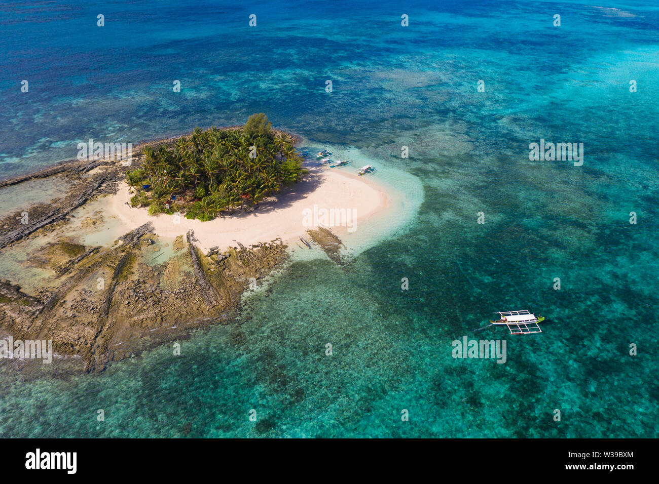 Guyam Insel Siargao, Philippinen - tropischen Strand mit blauem Wasser und Palmen. Stockfoto