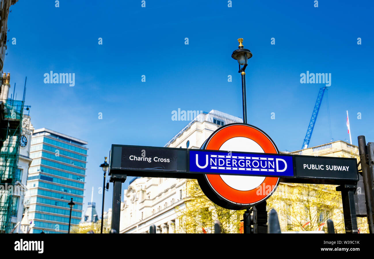 London, Großbritannien, 17. April 2019: Ausschilderung Richtung Eingang in der Londoner U-Bahn die U-Bahn Station in London, England. Stockfoto