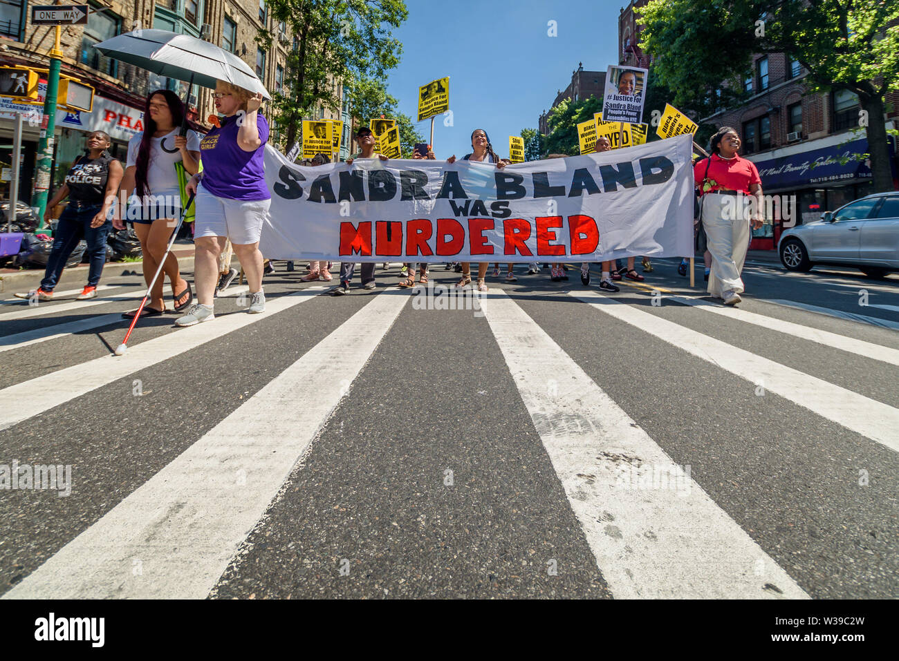 New York, USA. 13. Juli, 2019. Mitglieder aus der Aktivist Gruppe Power Volksversammlungen NYC eine Rallye und März in Brooklyn erinnern, die das Leben von Sandra Fad und andere Schwarze Frauen, die in den Händen der Polizei starb und Emporzuheben und andere Vertreter des Staates. Juli 13 kennzeichnet die vier Jahre Sandra Bland's Tod. Sie hing in einer Gefängniszelle drei Tage, nachdem sie heftig für einen angeblichen Verkehr Verletzung verhaftet gefunden. Credit: Erik McGregor/ZUMA Draht/ZUMAPRESS.com/Alamy leben Nachrichten Stockfoto