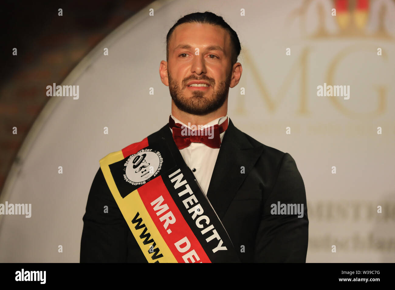 Magdeburg, Deutschland. 13. Juli, 2019. Kayhan Kilbasoglu, Mister Deutschland 2019. 40 nationalen Gewinner aus 80 früheren Fällen, die für die abschließende Met. Die Miss, Misses und Mister Deutschland 2019, die jetzt Deutschland international vertreten, wurden gewählt. Credit: Peter Gercke/dpa-Zentralbild/dpa/Alamy leben Nachrichten Stockfoto