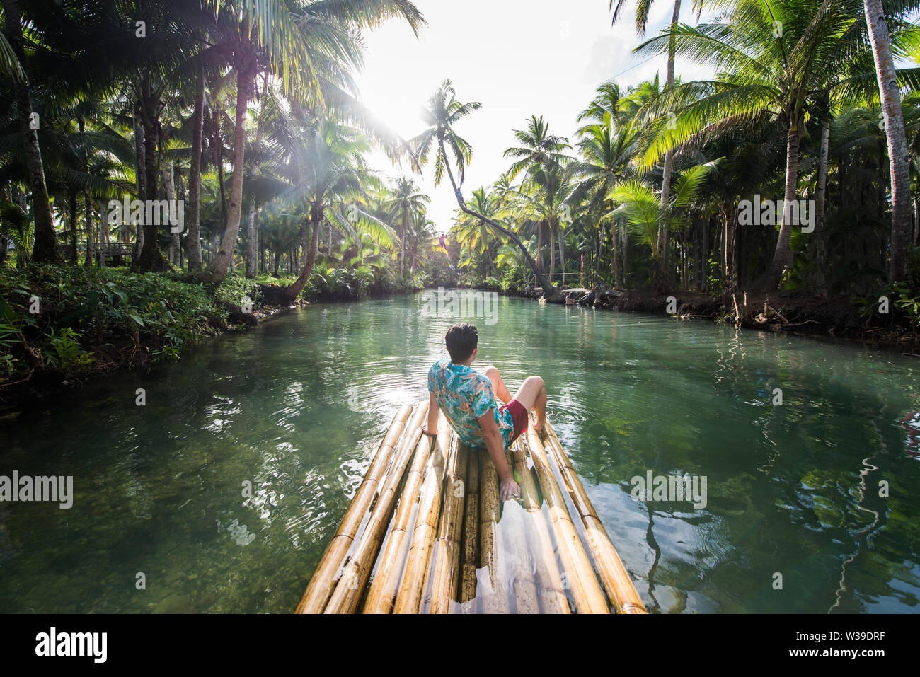 Berühmte instagrammed schiefen Palm Tree Maasin Fluss in Siargao, Philippinen - Menschen Spaß schwingen auf eine Kokospalme in den Dschungel Stockfoto