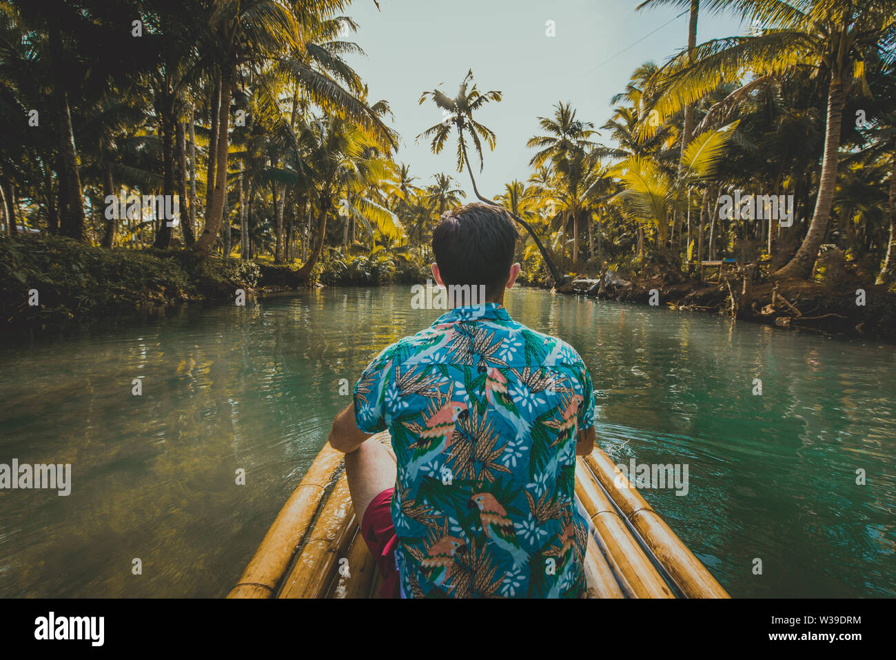 Berühmte instagrammed schiefen Palm Tree Maasin Fluss in Siargao, Philippinen - Menschen Spaß schwingen auf eine Kokospalme in den Dschungel Stockfoto