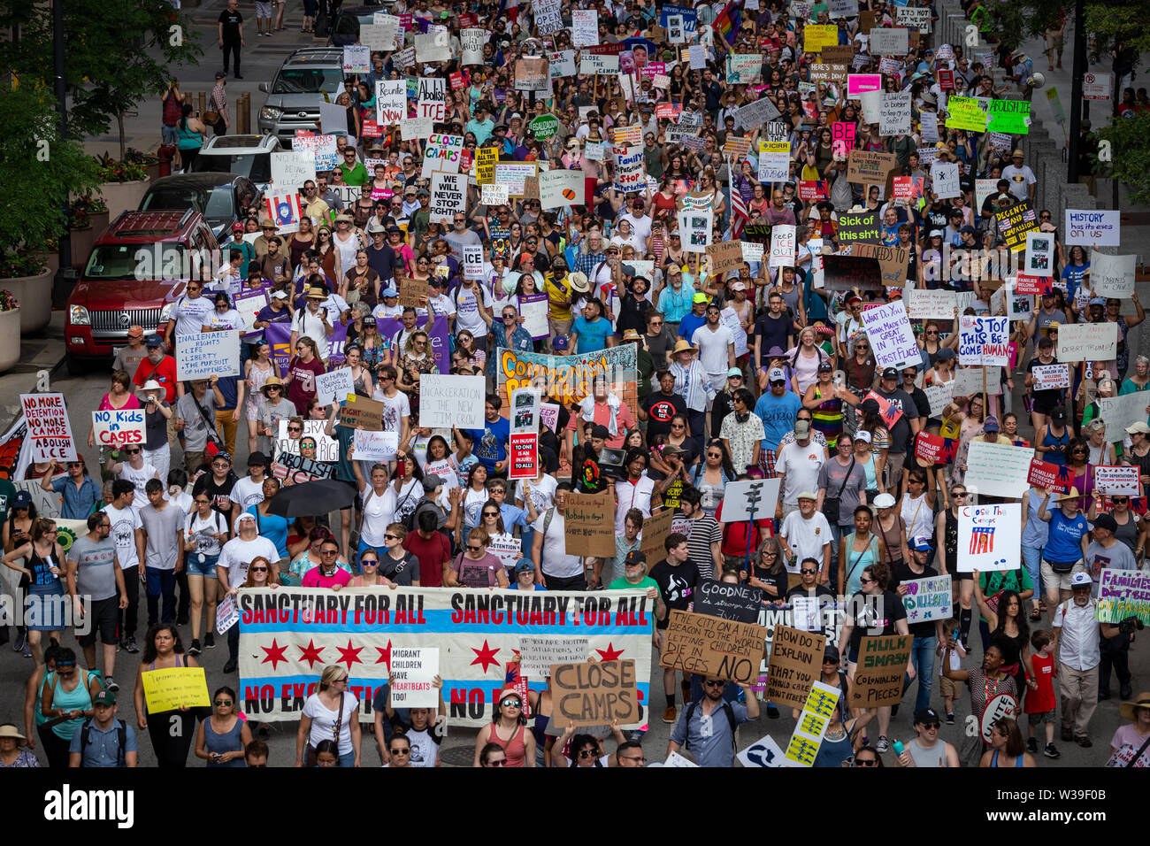 7/13/19 Chicago Immigranten rechte Kundgebung in Daley Plaza und im März durch die Schleife zu "Maßnahmen zu ergreifen, um Ende der Kriminalisierung, Inhaftierungen und Abschiebungen" Stockfoto