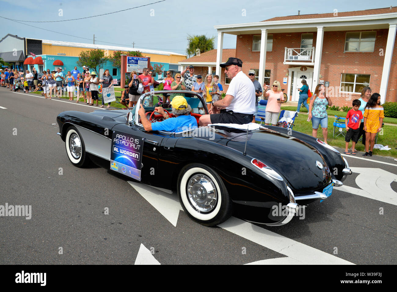 Cocoa Beach, Florida, USA. Juli 13, 2019. Nur mir Al… Al Nordworden NASA-Astronaut und Ingenieur, war der Befehl Modul Pilot für die Apollo 15 Lunar Mission im Jahr 1971. Er kehrte nach dem 50-jährigen Jubiläum Parade reiten in einem Oldtimer Corvette durch die Straßen von Cocoa Beach. Foto Julian Porree/Alamy leben Nachrichten Stockfoto