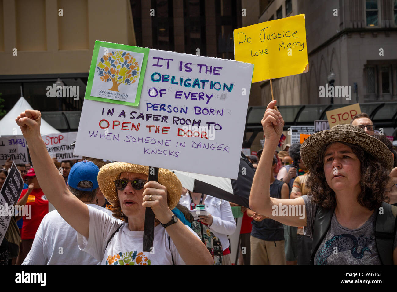 7/13/19 Chicago Immigranten rechte Kundgebung in Daley Plaza und im März durch die Schleife zu "Maßnahmen zu ergreifen, um Ende der Kriminalisierung, Inhaftierungen und Abschiebungen" Stockfoto