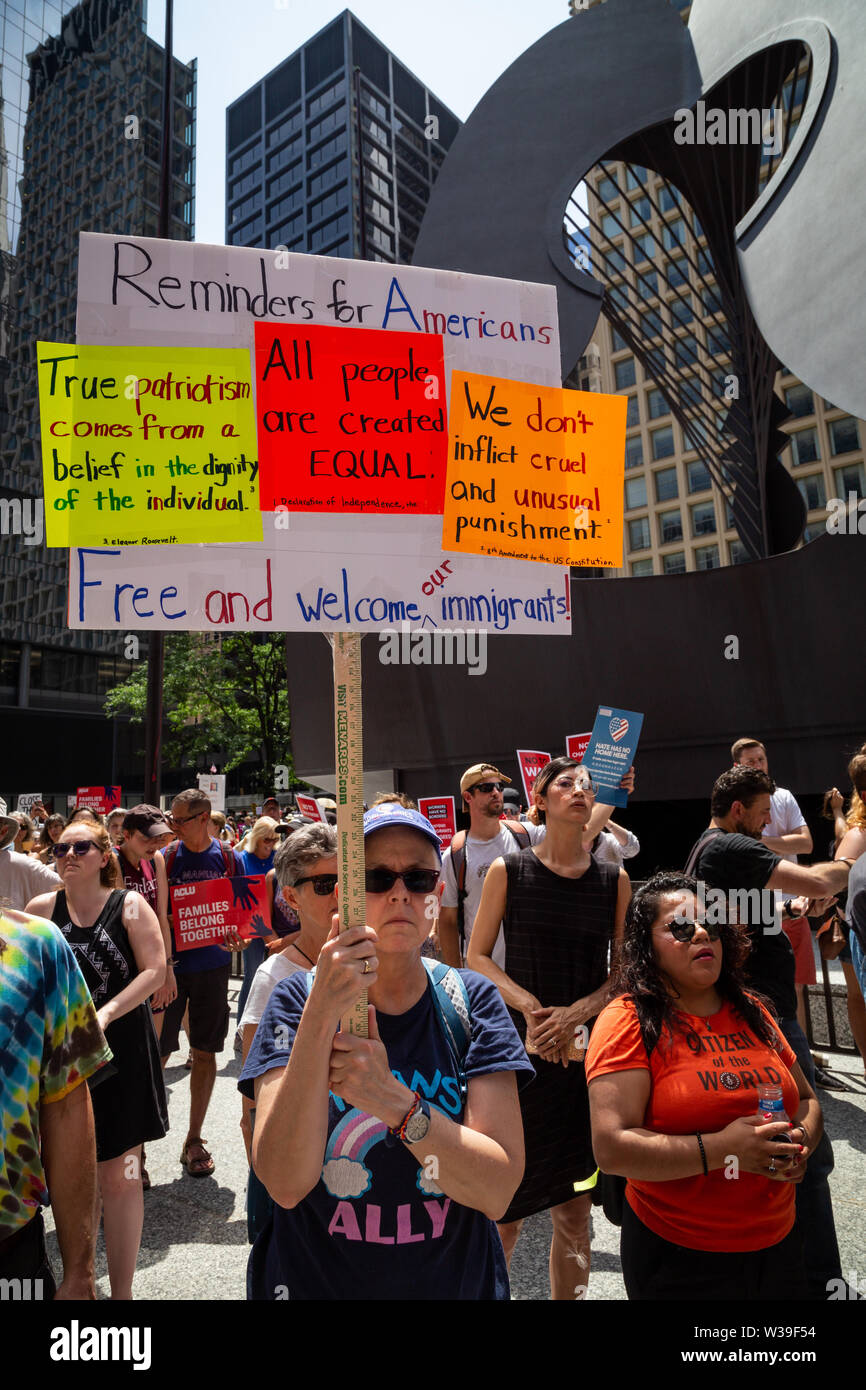 7/13/19 Chicago Immigranten rechte Kundgebung in Daley Plaza und im März durch die Schleife zu "Maßnahmen zu ergreifen, um Ende der Kriminalisierung, Inhaftierungen und Abschiebungen" Stockfoto